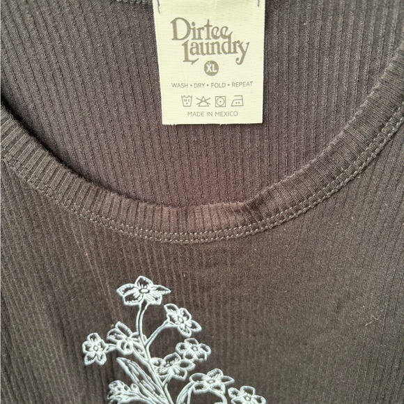 NWT bundle of 2 Black and Beige Graphic Tank Tops - Picture 5 of 10